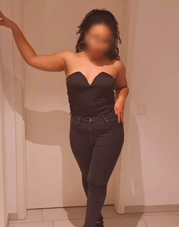 Amira, 27
