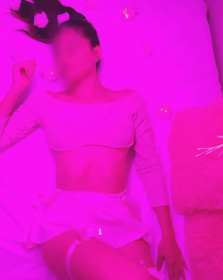 Caroline, 32